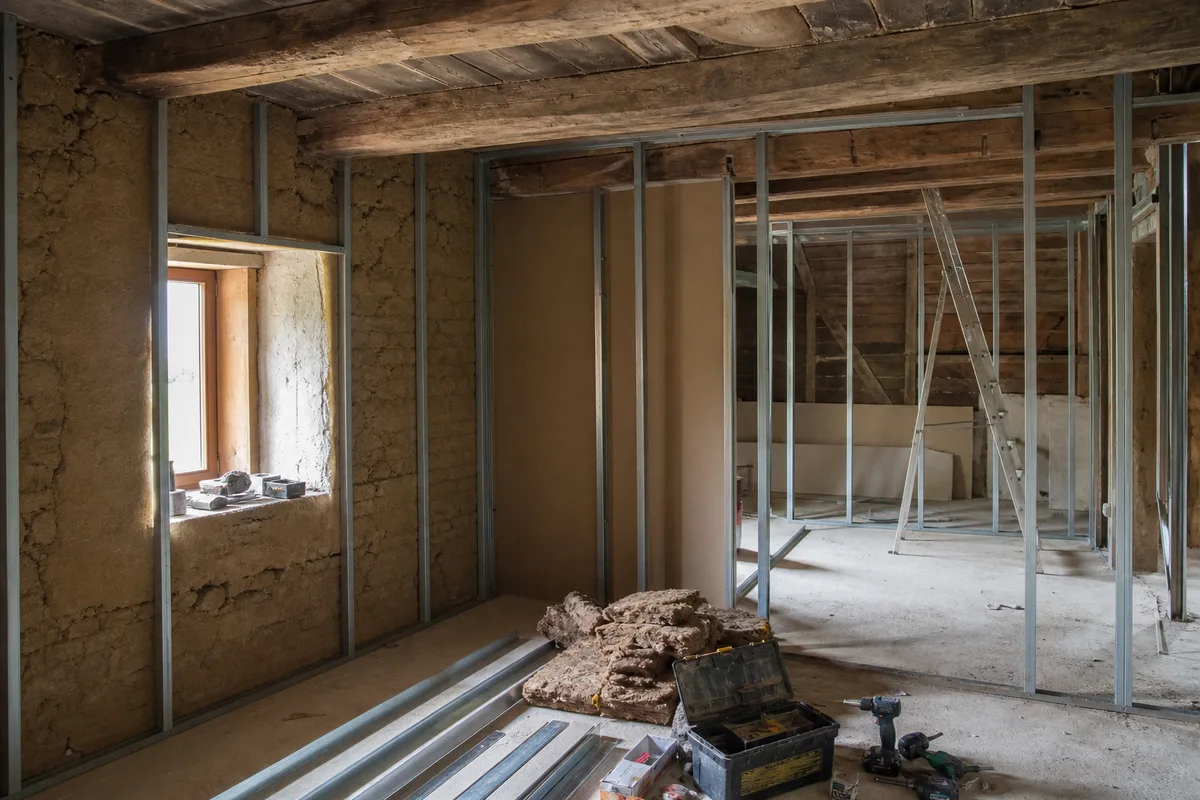 Rénover une salle de bain dans une maison en pisé ou en galets